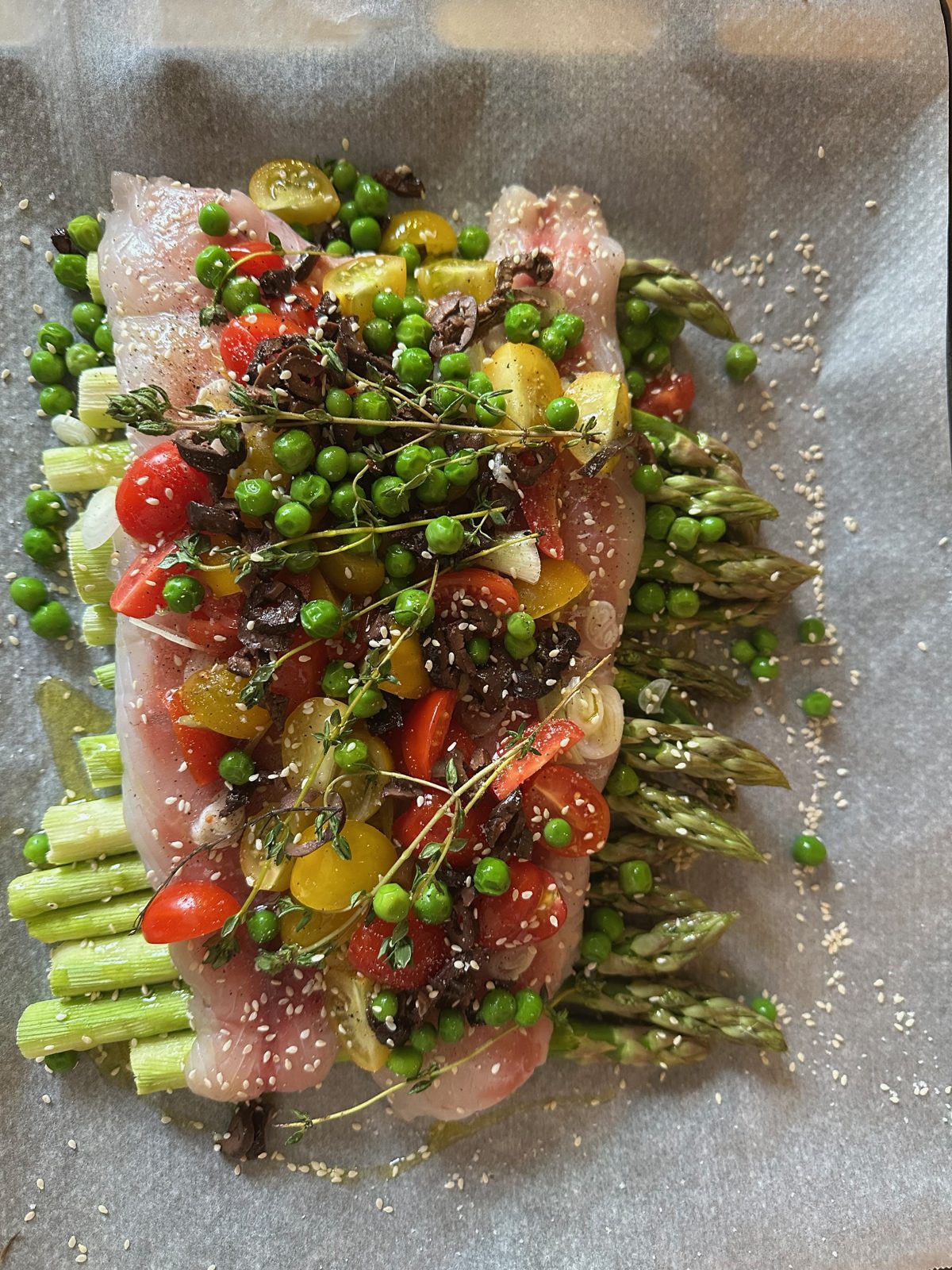 Bar en papillote, asperges & légumes du soleil